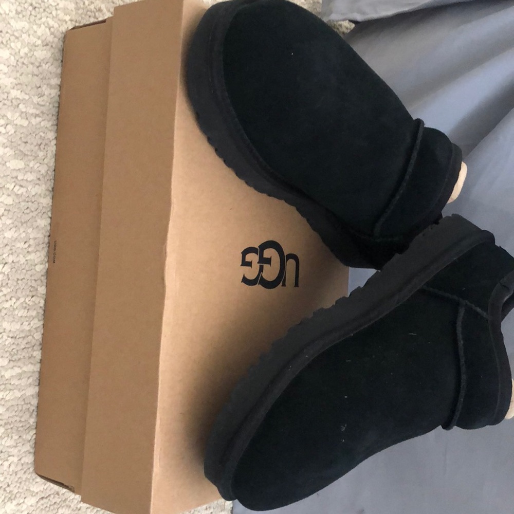 Ugg women’s classic slipper NWT